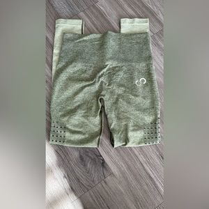 Curves n Combatboots seamless laser cut booty scrunch ombré leggings